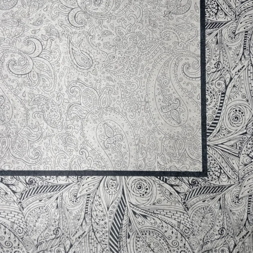 Motív je digitálne potlačený na jemnom zamatovom textile, ktorý vytvára tento koberec.