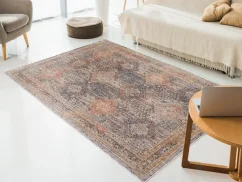Koberec mení farby podľa toho ako je koberec otočený v priestore, vyskúšaj ho otočiť doma tak aby sa ti viac páčil.