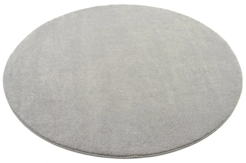 Dvojmetrový kruhový koberec v šedej farbe.