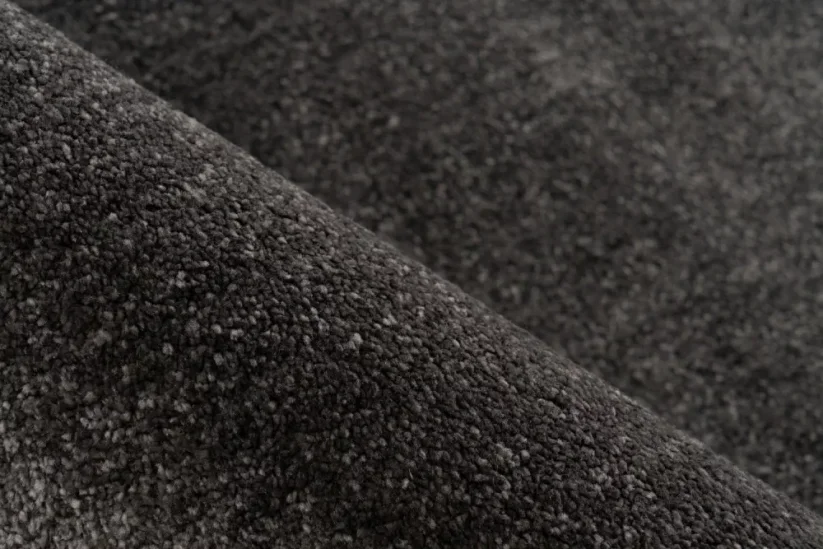 Tmavo sivý koberec má hustý a plný vlas.