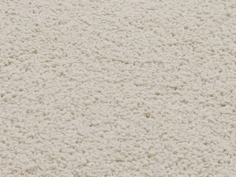 Krémovo biely koberec zo syntetického vlákna sa dobre čistí. Vyššia hustota vlasu sa dobre vysáva.
