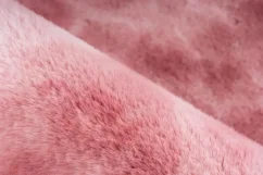 Plyšový koberec s rúžovými fľakmi - M