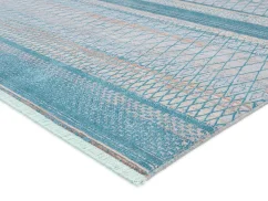 Behúň má jemne sfarbené praktické strapce, ktoré sú krátke a pekne dopĺňajú tyrkysový koberec.