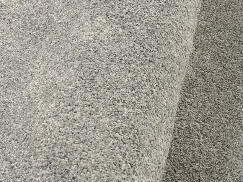 Tmavo šedý vlas má jemný lesk, vďaka čomu pôsobí elegantne.