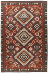 Červený exteriérový koberec s motívom tradičného tkaného koberca.