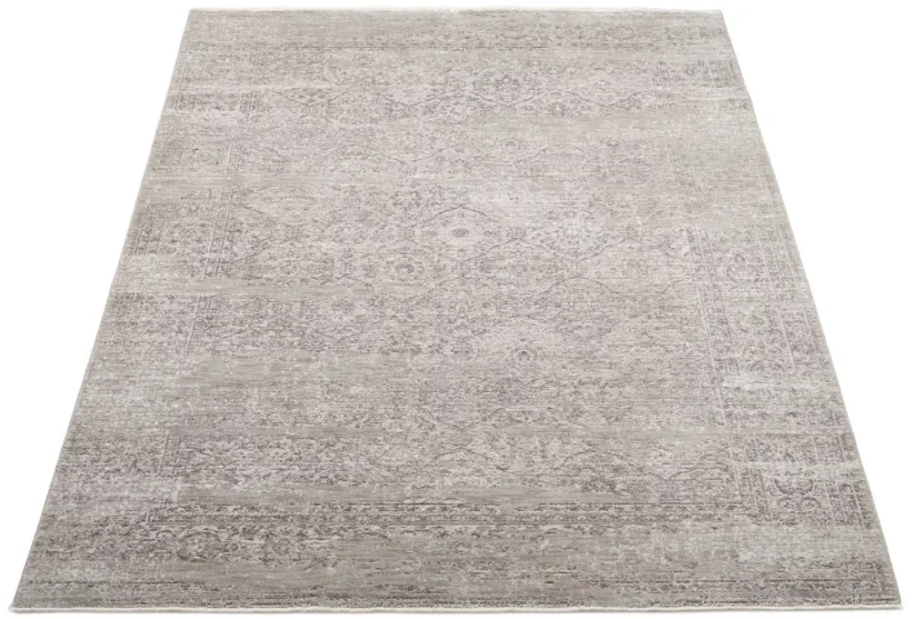 Tenký koberec v neutrálnych farbách je ideálny do spálne pod posteľ, ľahko ho povysáva tvoj robot.