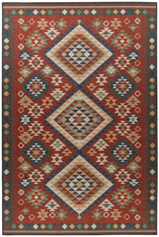 Červený exteriérový koberec s motívom tradičného tkaného koberca.