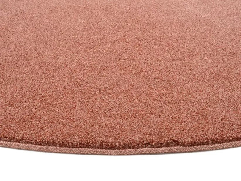 Staro ružový kruhový koberec je elegantne obšitý vo farbe koberca.
