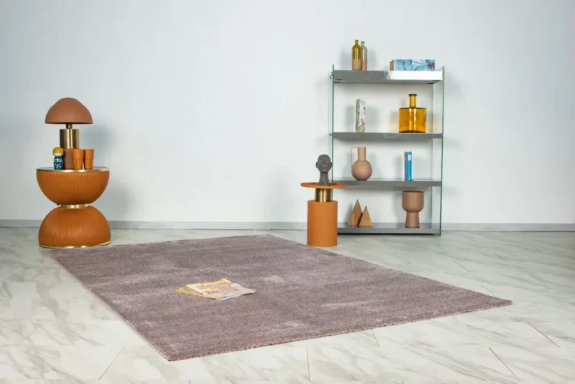 Fialový koberec je z jednej strany o niečo svetlejší a z druhej strany tmavší. Otoč si ho tak aby sa ti viac páčil.