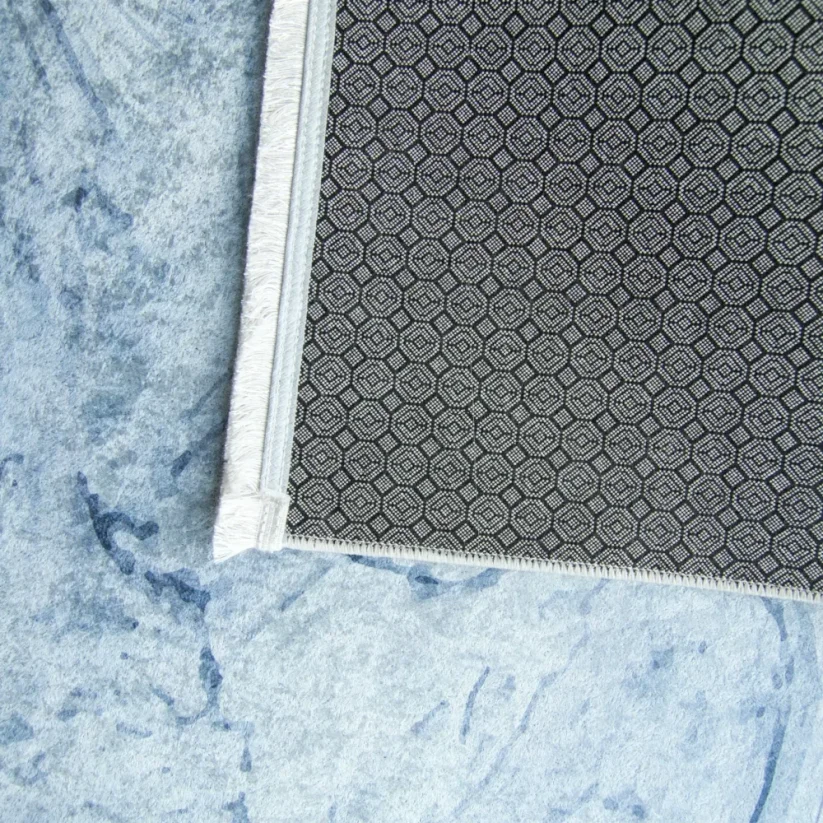 Prateľný strieborno modrý koberec s geometrickým motívom