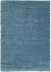 Veľký jednofarebný modrý koberec pod jedálenský stôl alebo do obývačky pod veľkú pohovku.