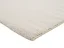 Krémovo biely štvorcový koberec má dve strany nenápadne ukončené prehnutím. Dve strany má elegantné obšitie v bielej farbe.
