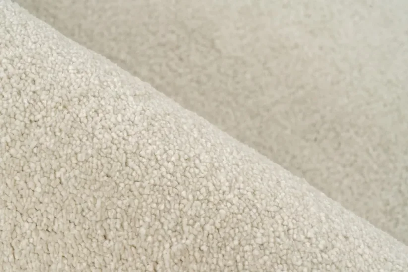 Krémový koberec má plný a hustý vlas na dotyk je príjemný.