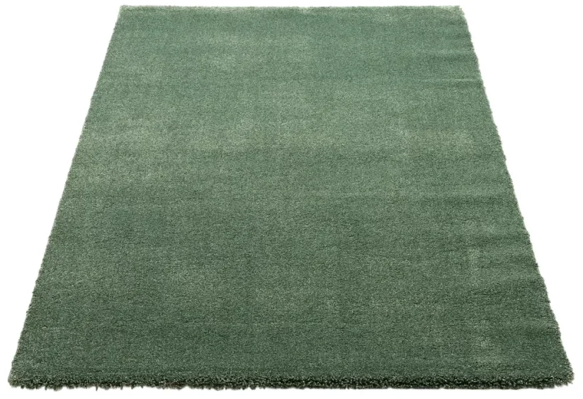Zelený koberec má jemný lesk, preto je z jednej strany o niečo svetlejší ako z druhej. Otoč ho doma tak aby sa ti viac páčil.