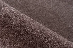 Jednofarebný fialový koberec s plným a hustým vlasom, ktorý sa jemne leskne.
