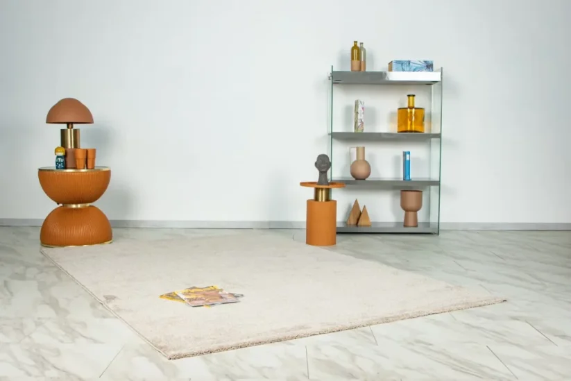 Béžový koberec je z jednej strany o niečo svetlejší ako z druhej, stačí otočiť.