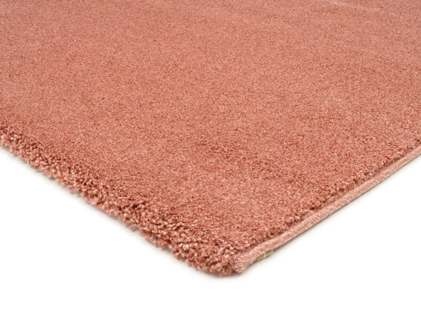 Kratšie strany koberca sú neviditeľne ukončené, na dlhších stranách je koberec kvalitne a elegantne obšitý.
