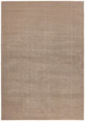 Univerzálny jednofarebný koberec v béžovej farbe, ľahko ním zariadiš jedáleň alebo spálňu.