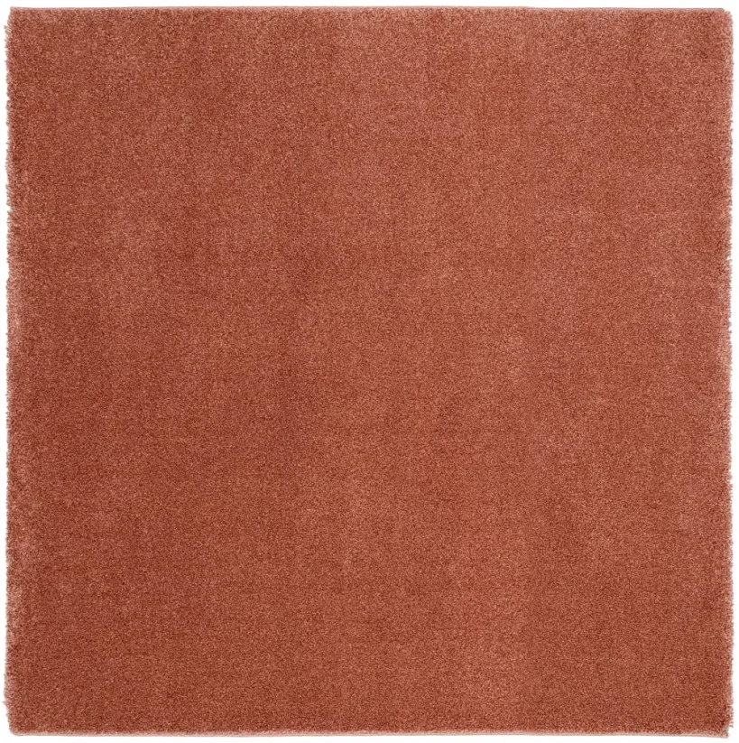 Jednofarebný staro ružový štvorcový koberec s plným a hustým vlasom.