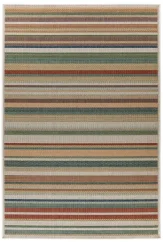 Farebný pásikavý vonkajší koberec.