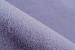 Tento fialový koberček z extra jemného plyšového materiálu poteší tvoje zmysly.