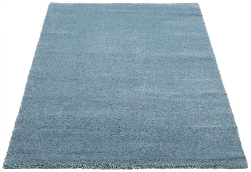 Modrý koberec má jemný lesk, preto je koberec z jednej strany o niečo svetlejší ako z druhej.