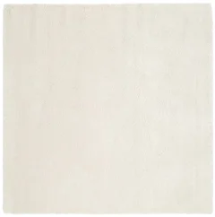 Plný a hustý krémovo biely štvorcový koberec.