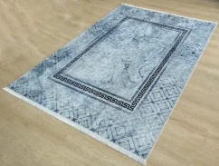 Prateľný strieborno modrý koberec s geometrickým motívom