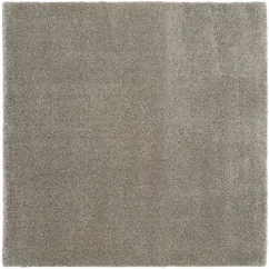 Svetlo hnedý koberec môžeš umiestniť do voľného priestoru u pohovky v tvare písmena U.
