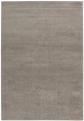 Jednofarebný strieborný koberec k rohovej sedačke.