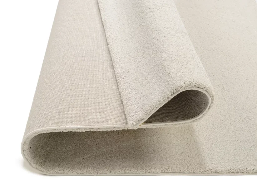 Krémovo biely koberec je tkaný klasickou technikou, preto ani po rokoch nebude plznúť.