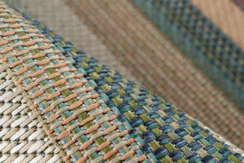 Exteriérový koberec je utkaný z farebných vlákien, ktoré vytvárajú pekný detail.