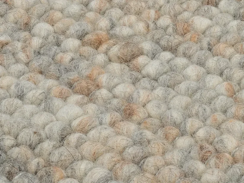 Prírodný vlnený guľôčkový koberec - M