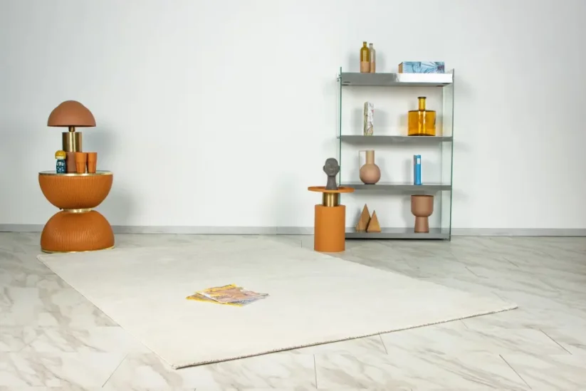 Krémový koberec je z jednej strany o niečo svetlejší ako z druhej. Otoč ho tak aby sa ti v izbe viac páčil.
