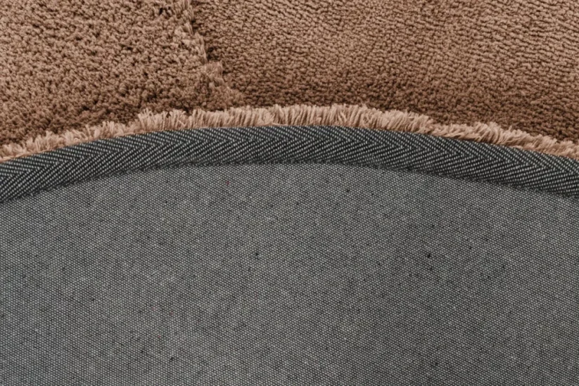 Dizajnový béžový koberec Kvapka - objatie - L