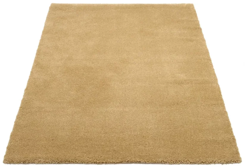 Zlato žltý koberec je z jednej strany o niečo svetlejší ako z druhej. Je to spôsobené jemným leskom koberca. Otoč si ho doma tak aby sa ti viac páčil.