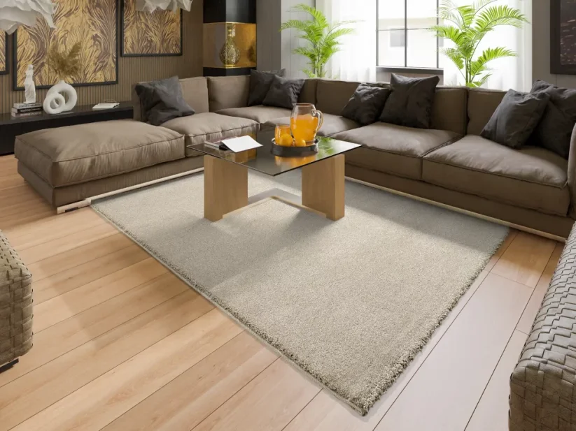 Béžový štvorcový koberec zladíš veľmi ľahko s prírodnými materiálmi.