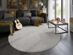 Kruhový šedý koberec sa stane stredobodom zemitého interiéru.