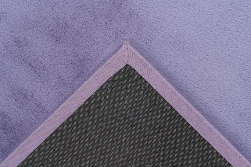 Koberec je ukončený textilnou stuhou vo farbe koberca.