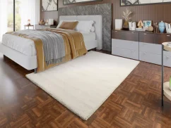 Krémový koberec sa skvelo hodí k hnedým parketám a hnedému nábytku.