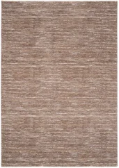 Prskaný hnedý koberec sa hodí k svetlému drevenému nábytku a svetlej podlahe.