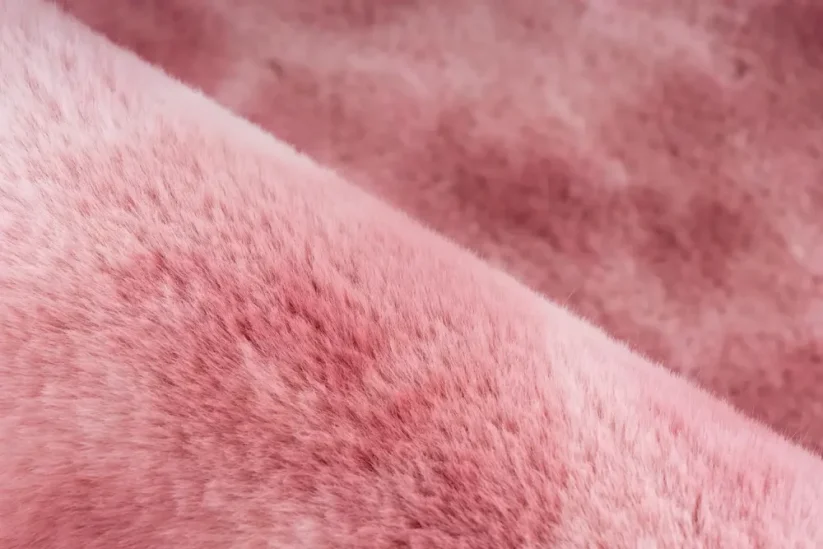 Jemný plyšový vlas s digitálnou potlačou v ružovej farbe.