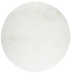 Krásne biely okrúhly koberec z jemného plyšového materiálu. Tvoje nohy sa potešia jemnému vlasu.