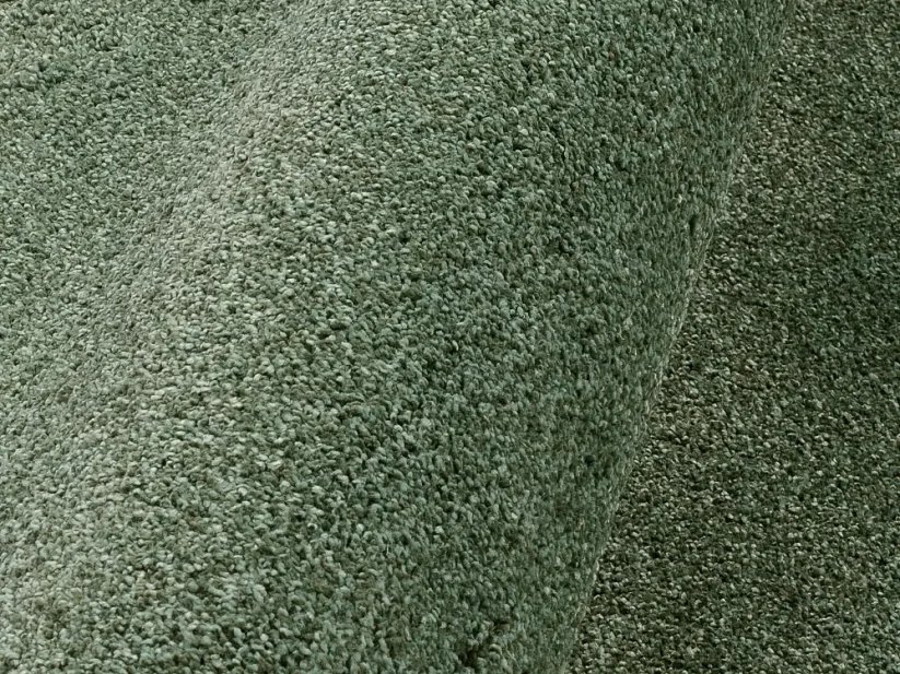 Vlas zeleného koberca sa jemne ligoce vďaka čomu je koberec z jednej strany on niečo svetlejší ako z druhej. Stačí otočiť a uvidíš krajšiu farbu koberca.