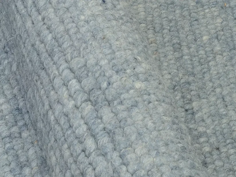 Šedo-modrý vlnený guľôčkový koberec - M
