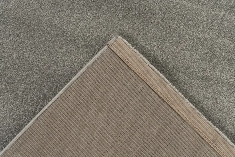 Strieborný koberec k pohovke Trend - M