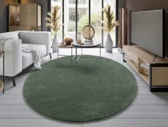 Kruhový zelený koberec sa stane stredobodom zemitého interiéru.