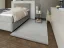 Šedý koberec kombinuj s inými šedými farbami, prípadne dreveným základom.