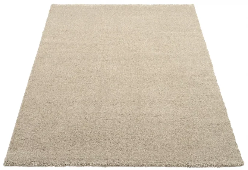 Štvorcový béžový koberec je z jednej strany o niečo svetlejší ako z druhej strany. Otoč ho v obývačke tak aby sa ti viac páčil.
