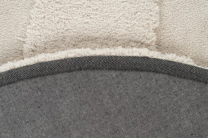 Dizajnový krémový koberec Kvapka - objatie - L